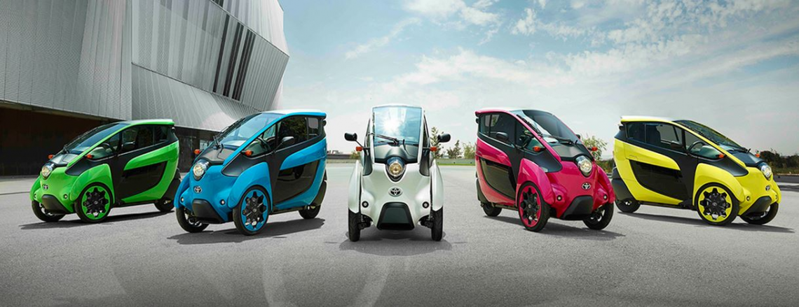 Toyota eksperymentowała z trzykołowcem o nazwie i-Road już ponad 10 lat temu i to nie tylko w Japonii. Połączenia motocykla z samochodem, który wychylał się przy skrętach na boki wyglądał kosmicznie. Faza testów dotarła do Grenoble. I co? Pojazd się nie przyjął.