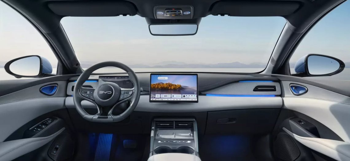 Wnętrze dobrze znane z innych modeli BYD (jak to brzmi). Czyli dominuje ogromny, centralnie umieszczony ekran.