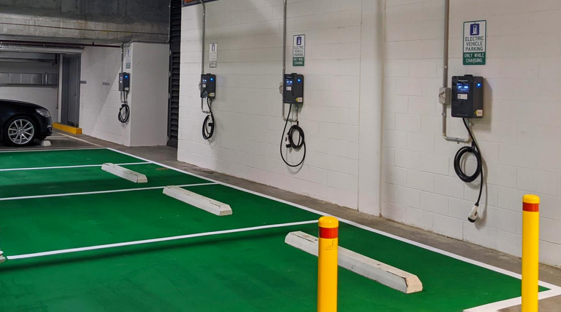 Solidna ładowarka AC, o mocy 22kW (32A), przeżyje na parkingu co najmniej osiem, a może i dziesięć lat. W porównaniu do samochodów elektrycznych, które wymieniamy co dwa do pięciu lat (w zależności od klasy i roli samochodu we flocie), to znaczy, ładowarkę powinniśmy amortyzować równolegle do trzech kolejnych samochodów. 