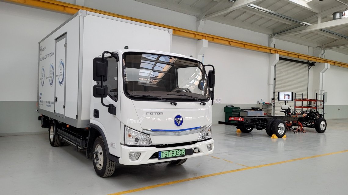 Gotowy Foton z gniazdem montażowym w tle. Co ciekawe, elektryczne pojazdy ciężarowe o DMC sześciu ton nie muszą mieć tachografu, pod warunkiem, że ich właściciel zadeklaruje, że nie odjadą one na więcej niż 100 km od swojej bazy.