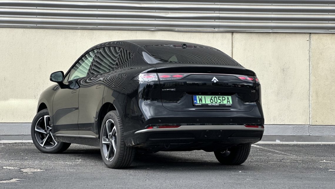 Hyptec HT jest olbrzymi. Choć znowu, nie wygląda.  Patrząc na sylwetkę trudno uwierzyć, że ma blisko 5 metrów długości, a rozstaw osi to blisko 3 metry. 