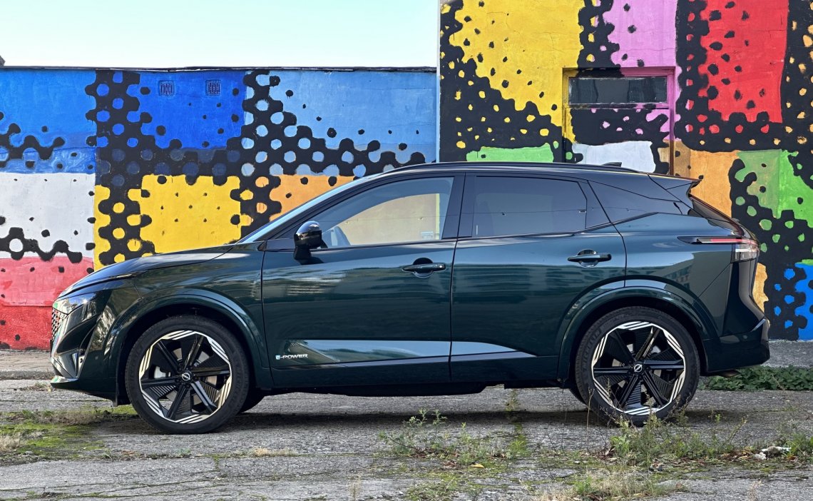Nowy Qashqai jest ładnie narysowany, a wszystko, co ciekawe, kryje się pod maską. To samochód, który napędzany jest  wyłącznie silnikiem elektrycznym, mimo że ładowany jest przez silnik spalinowy. Taki pomysł Nissana.