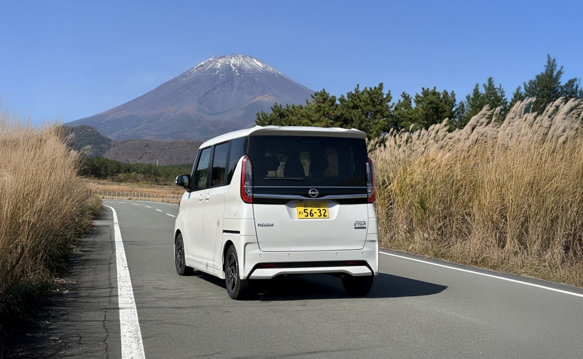 Nissan Roox to samochód, który udowadnia, że rozmiar nie definiuje możliwości.  Jest jak dobrze zaprojektowany scyzoryk – niewielki, ale pełen użytecznych funkcji. 