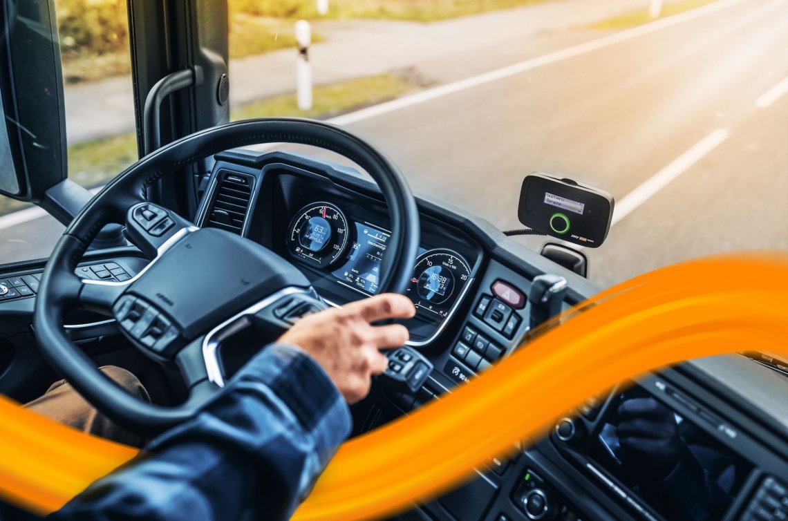 W zależności do państwa w Europie wysokość podatku VAT waha się między 17% a 27%. W sytuacji gdy tankowanie i opłaty drogowe stanowią przeciętnie połowę sumy kosztów firmy transportowej, możemy uzyskać znaczące oszczędności na poziomie 10-15%.