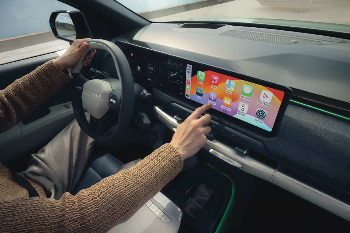 EV3_GTL_MY25_Image_Interior_ProductDetail_KiaApp_AppleCarPlay_with_Talent_ISO