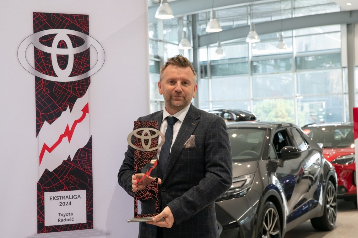 Cieszymy się, że nasze zaangażowanie zostało docenione. – mówi Wojciech Wyszyński, Dyrektor Zarządzający Grupy Radość (Toyota Radość, Lexus Warszawa Radość, Toyota Józefów) podkreślając jak ważne jest podejście do klienta w procesie sprzedaży i obsługi posprzedażowej.