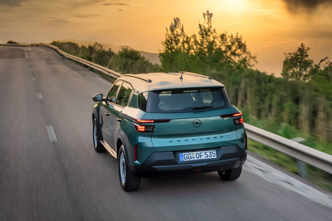 Nie ma czarów, Opel Frontera to brat bliźniak Citroena C3  Aircross. Nie ma co zatem dorabiać teorii na wzór surowej  interpretacji śmiałej i przejrzystej filozofii projektowania Opla.