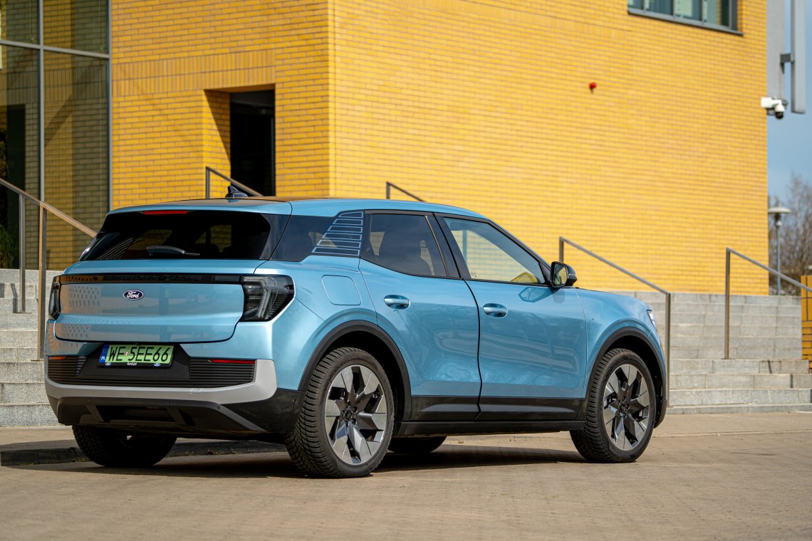 Ford-Explorer_Arctic-Blue_03