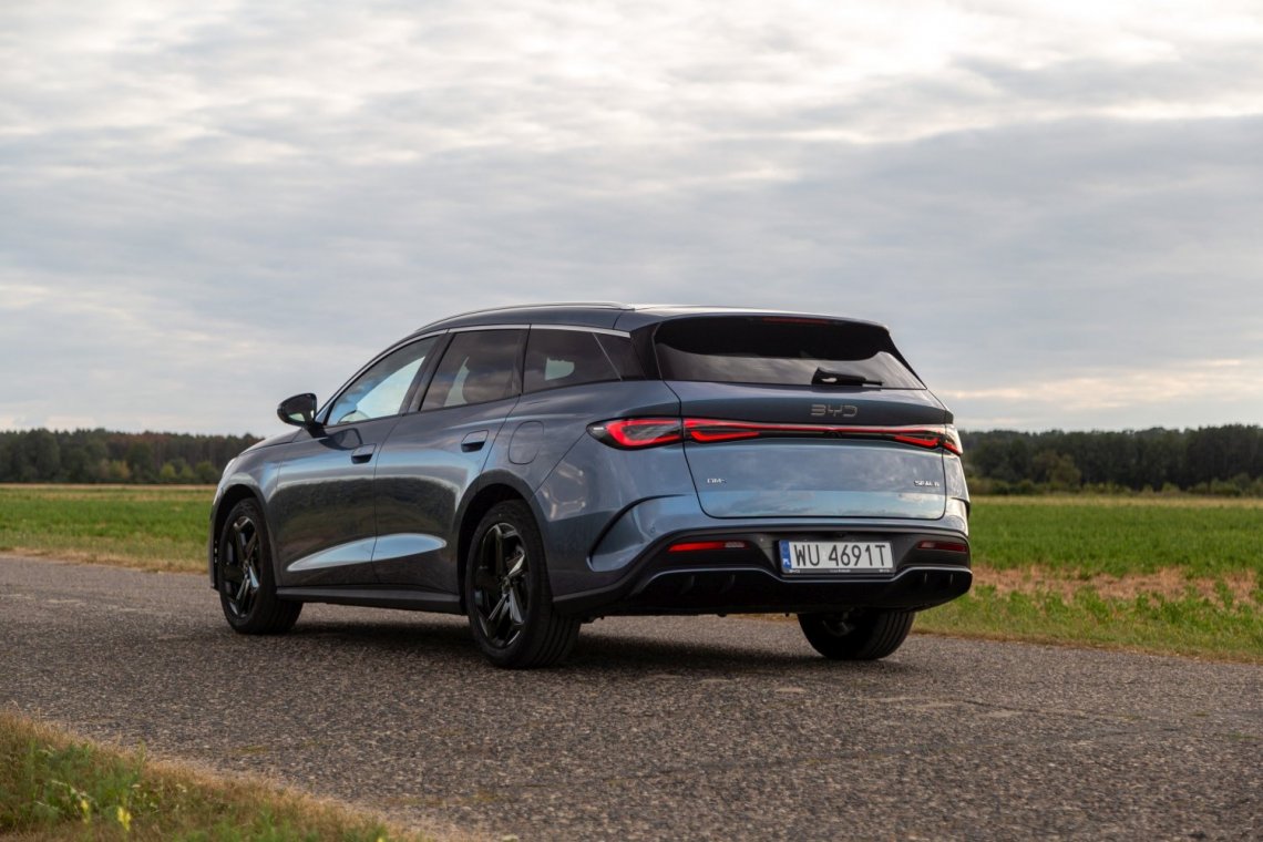 Trzeba przyznać, że to kombi jest ładnie narysowanym samochodem.  Szukaliśmy w redakcji podobieństw i nie znaleźliśmy.