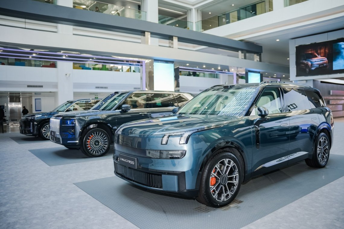 Największe wrażenie robią duże SUV-y. Najmniejszy z nich to Lync&Co 900.  Choć ma 5,2 m długości przy Zeekrze 9X i Geely M9 wygląda jak maluch. 