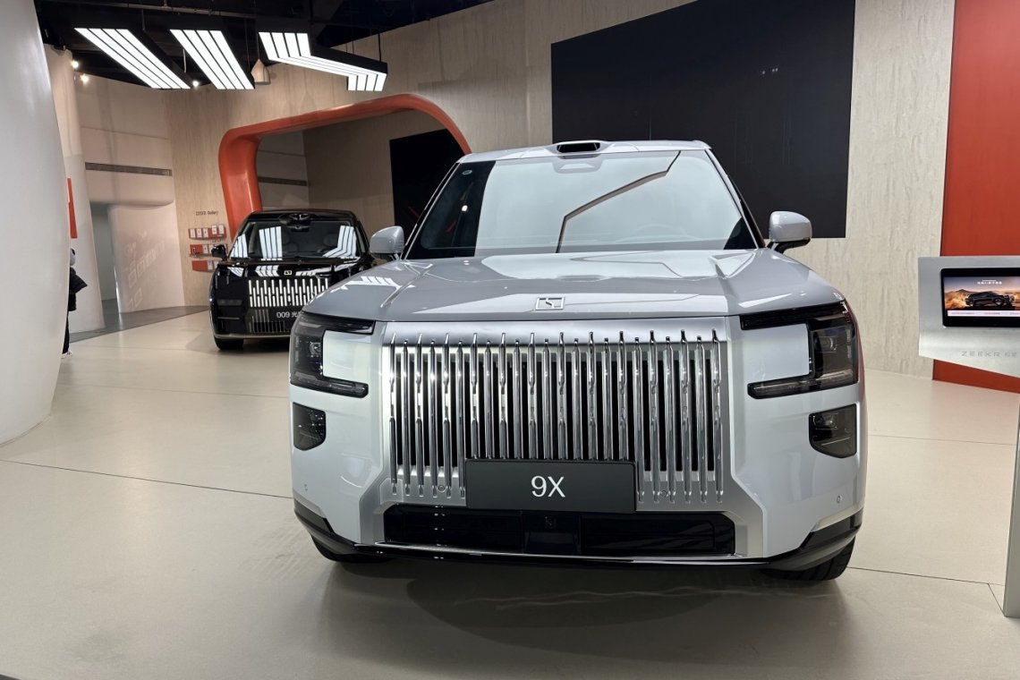 Zeekr 9X ma obracane tylne fotele, by ułatwić wsiadanie.