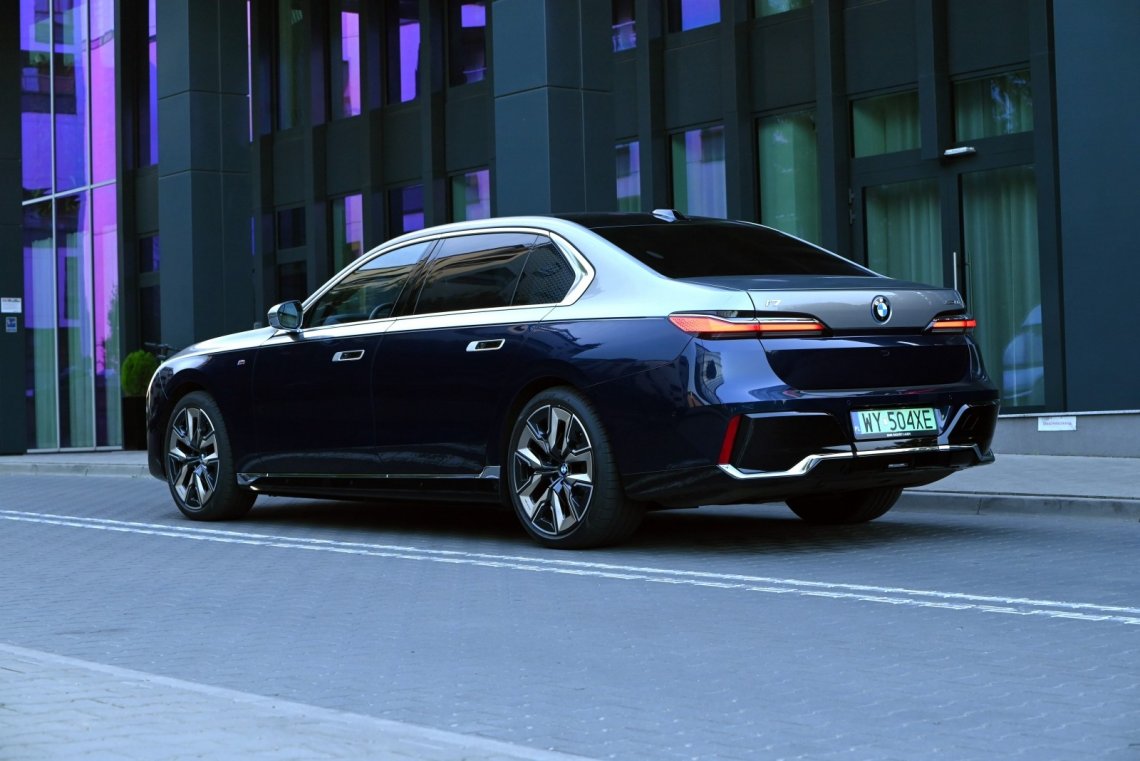 BMW może nie zatrudnia ostatnimi czasy pierwszej ligi światowych stylistów, ale nadal pracują w tej marce wybitni  specjaliści od układów jezdnych i napędowych. Nawet w nowych dla marki napędach elektrycznych dali radę,  czego przykładem jest model i7.