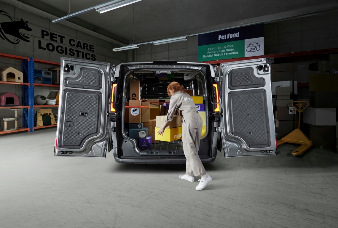 Kia PV5 – Purpose Vehicle 5, wykracza wymiarami wewnętrznymi poza swój segment, przy zachowaniu kompaktowych wymiarów zewnętrznych. Co powiesz na średnicę zawracania o 1,6m lepszą niż u konkurencji? Albo na trzeci rząd siedzeń, w którym fotele są takie same jak w drugim rzędzie, z ilością miejsca na nogi, nad głową i na wysokości ramion taką, że wygodnie usiądzie tam trzech dorosłych mężczyzn i nadal będziesz miał do dyspozycji ponad 300l bagażnika! Albo na zasięg ponad 400km i o 50% szybsze, od niemal wszystkich konkurentów, ładowanie baterii?