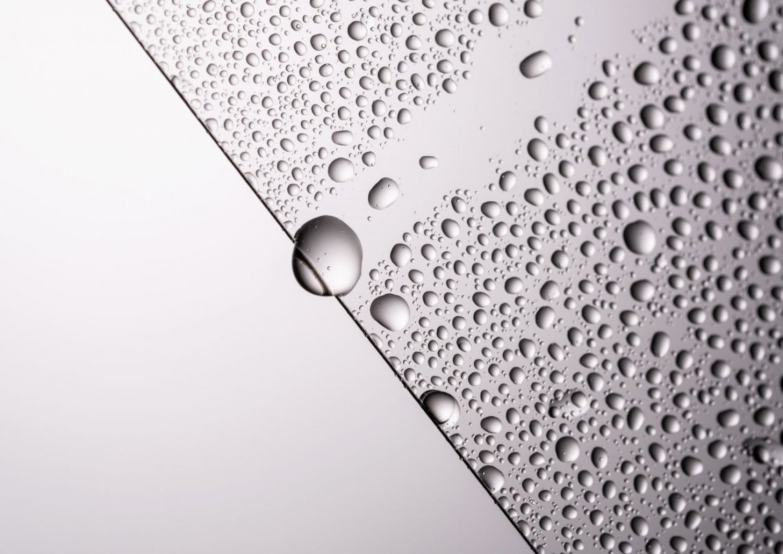 Dla intensywnie eksploatowanych flot powłoka hydrofobowa to realne wydłużenie żywotności szkła oraz poprawa bezpieczeństwa kierowców w trudnych warunkach pogodowych.