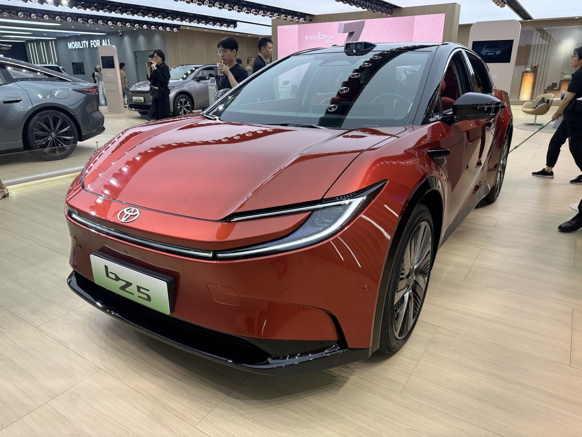 Toyota Bz5 jest jednym z kilku modeli produkowanych w Chinach z wykorzystaniem chińskiej technologii koncernu Dongfeng
