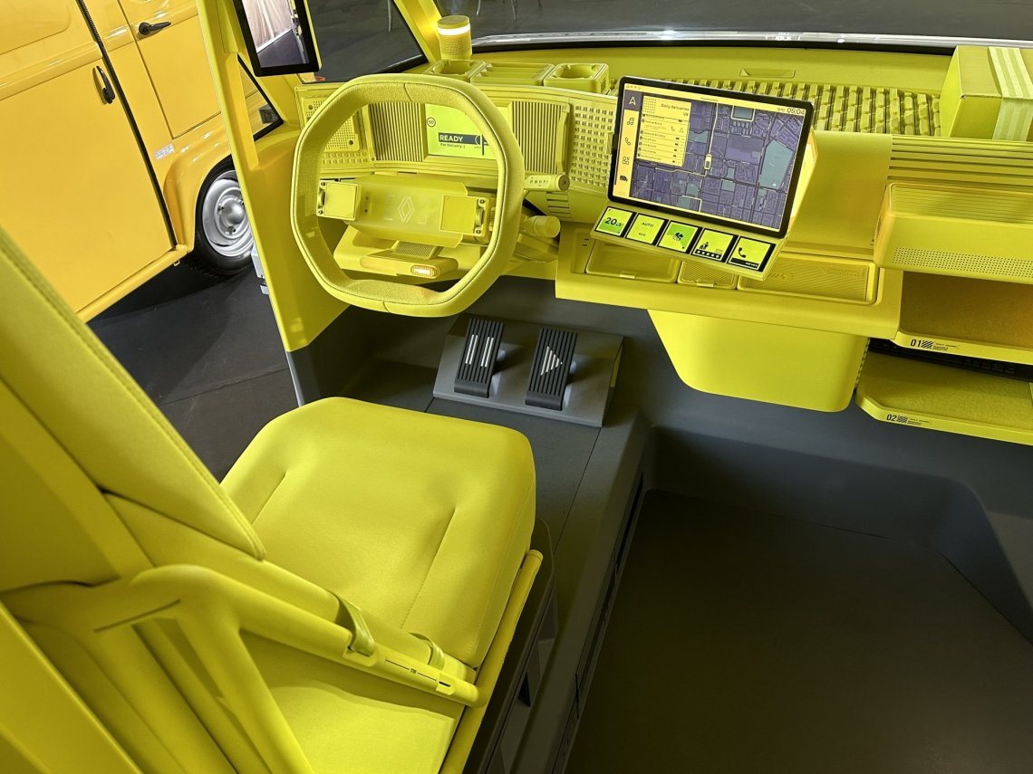 Z przodu i po bokach auta umieszczono małe wyświetlacze, które informują, że auto jest w trybie dostawy. Uruchamia go jeden przycisk, który zamyka drzwi, włącza światła awaryjne i wyświetla komunikat, za ile sekund kierowca wróci do samochodu.