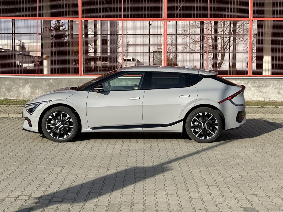 Kia EV6 po liftingu nie próbuje udawać zupełnie nowego modelu  — zamiast tego wygląda, jakby przeszła solidne spa, z którego wyszła bardziej dojrzała i wyraźniej zarysowana.