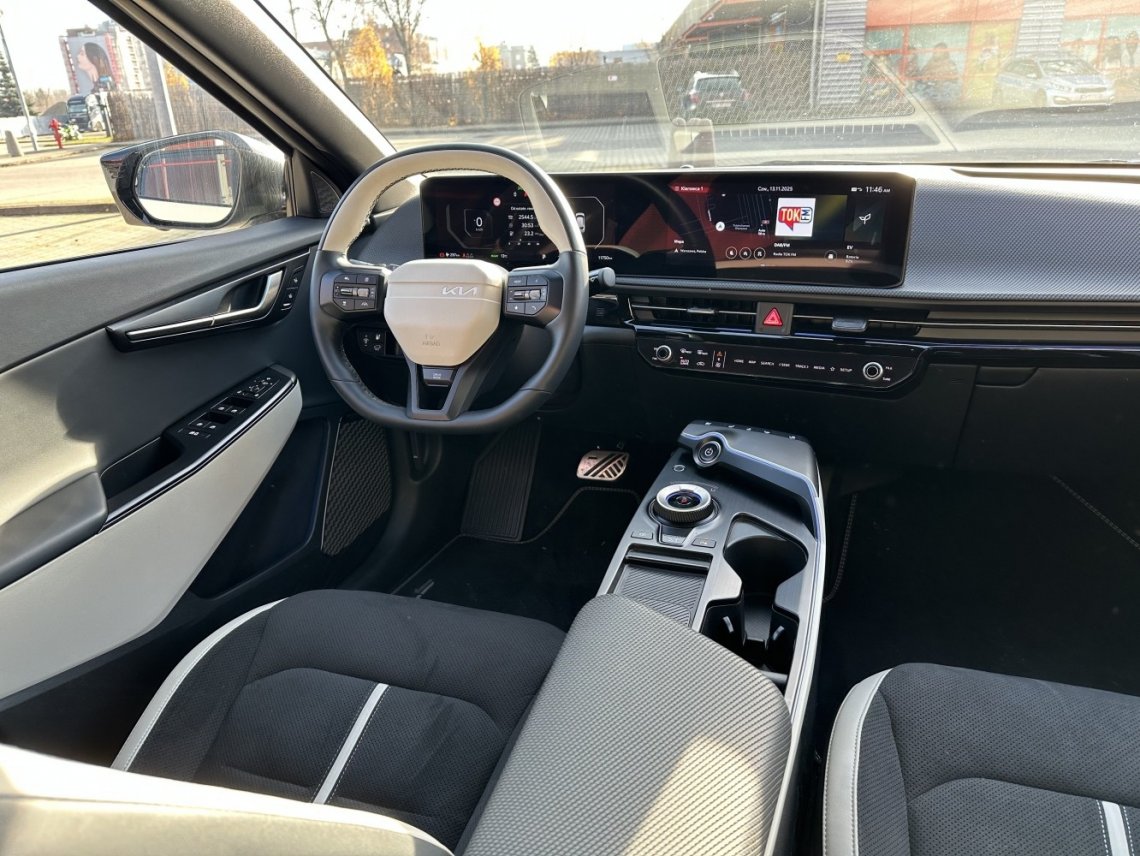 We wnętrzu z kolei zmiany widać gołym okiem. Zmieniona tapicerka, żywe kolory i nowa kierownica. Spłaszczona nieco u dołu i góry, sprawia wrażenie, że całe wnętrze jest bardziej futurystyczne. Pojawiło się także więcej eleganckich detali wykończenia.