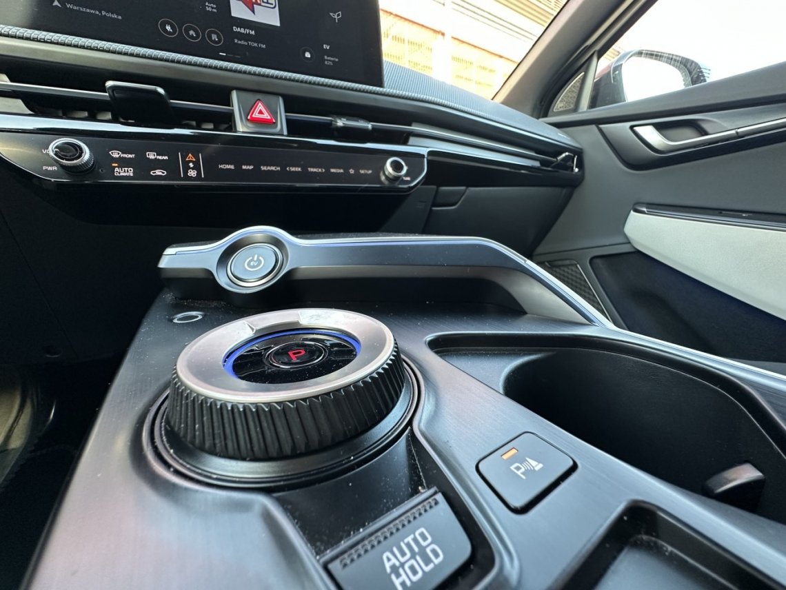 We wnętrzu z kolei zmiany widać gołym okiem. Zmieniona tapicerka, żywe kolory i nowa kierownica. Spłaszczona nieco u dołu i góry, sprawia wrażenie, że całe wnętrze jest bardziej futurystyczne. Pojawiło się także więcej eleganckich detali wykończenia.