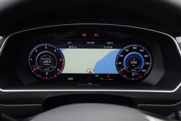 Tiguan, podobnie jak niemal każdy współczesny model Volkswagena, to wzór uporządkowania i ergonomii.  Na plus możemy zaliczyć także jakość wykończenia, jak i liczbę schowków.