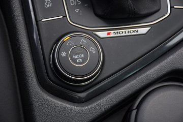 Tiguan, podobnie jak niemal każdy współczesny model Volkswagena, to wzór uporządkowania i ergonomii.  Na plus możemy zaliczyć także jakość wykończenia, jak i liczbę schowków.