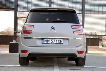 Trapezoidalny kształt nadwozia sprawia, że auto wygląda przysadziście. Tylne lampy wyróżniają C-czwórkę na drodze.