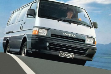 fot5__czwarta_generacja_rocznik_1989_jeszcze_bez_nowego_logotypu_toyoty