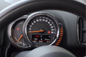 Wersję plug-in rozróżnimy np. po wskaźniku ładowania umieszczonym w zestawie zegarów w miejsce obrotomierza czy też włączniku silnika w kolorze żółtym