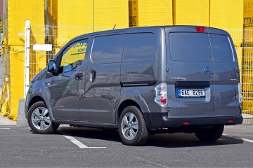 Model e-NV200 jest wytwarzany w Barcelonie, gdzie składane są również zespoły akumulatorów. Same ogniwa litowo-jonowe Nissan sprowadza z zakładów w Sunderland w Wielkiej Brytanii.
