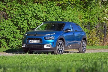 Z boku nadwozia zniknęły charakterystyczne airbumpy, a z dachu relingi.