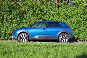 Z boku nadwozia zniknęły charakterystyczne airbumpy, a z dachu relingi.