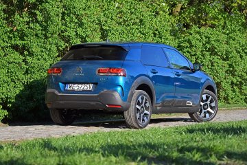 Z boku nadwozia zniknęły charakterystyczne airbumpy, a z dachu relingi.