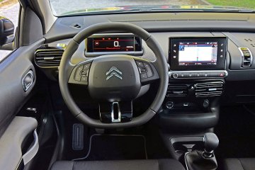 Deska rozdzielcza nie zmieniła się. W kabinie jest całkiem przytulnie.