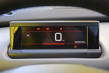 Cyfrowy wyświetlacz zegarów nie ma obrotomierza. Plus za sporej objętości schowek przed pasażerem.