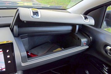 Cyfrowy wyświetlacz zegarów nie ma obrotomierza. Plus za sporej objętości schowek przed pasażerem.