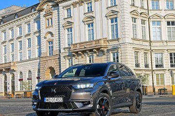 Dzięki długości 457 cm DS7 Crossback może przyciągać klientów zainteresowanych zarówno SUV-ami segmentu C: Jeep Cherokee, Lexus UX,  Mercedes GLA czy Volvo XC40, lub też D: np. Alfa Romeo Stelvio.