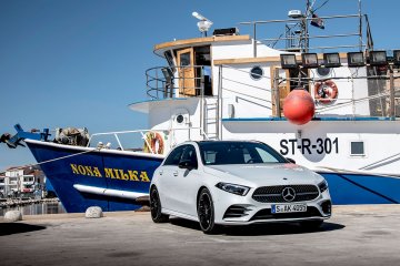 Przepis na to, czy auto się podoba: Weź piękny krajobraz, częściowo zasłoń go samochodem.  Jeżeli nie irytuje cię, że samochód coś zasłania, bo jest równie piękny jak widok za nim, znaczy masz ładne auto.