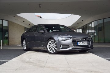 Linia nadowzia nowego A6 jest elegancka. Szkoda, że zamiast ładnie wyeksponowanych „wydechów” w dolnej części zderzaka są jedynie ich imitacje.