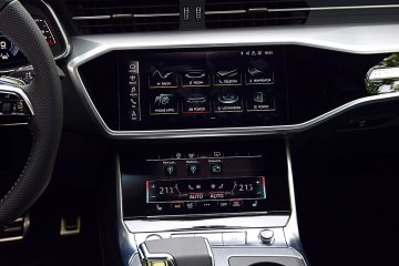 Wnęki na kubki między fotelami nie są zakrywane np. roletą, co w modelach premium powinno być standardem. Zmiast tradycyjnego panelu sterowania klimatyzacją jest ekran dotykowy, taki sam jak w Audi A8.