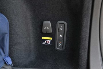 Volvo V60 oferuje obecnie największy bagażnik w segmencie. Oparcia możemy złożyć za pomocą przycisków na bocznej części bagażnika.