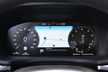 Mieliśmy okazję użytkować wersję z systemem audio Harman Kardon o mocy 600 W, a chwilę później poznać, jak brzmi audio Bowers & Wilkins o mocy 1100 W. I wiemy jedno. Ten drugi system jest warty dopłaty każdej z 10 740 złotówek w stosunku do tego pier