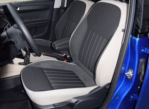 Wygoda foteli i ich trzymanie boczne zasługuje na uznanie w obu modelach. Hyundai oferuje nieco dłuższe, a przez to wygodniejsze siedziska.