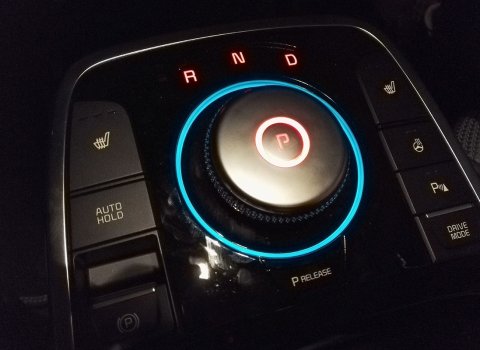 Sterowanie napędem Kii odbywa się przy pomocy praktycznego pokrętła. To znacznie wygodniejsze rozwiązanie niż przyciski zastosowanej w bliźniaczym Hyundaiu Kona Electric.