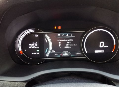 Po lewej stronie wyświetlacza z zegarami możemy śledzić zasięg, aktualne wykorzystanie i odzysk energii, a po prawej prędkościomierz. Dodatkowe informacje, np. dotyczące średniego zużycia prądu czy temperatury zewnętrznej, odczytamy z centralnego kom