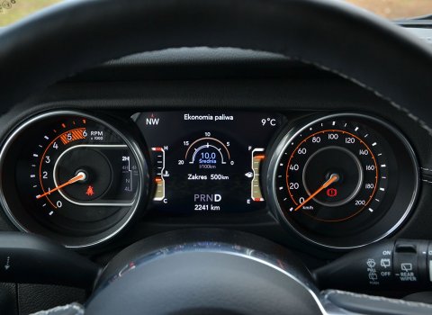 Wnętrze prezentuje się niczym w szorstko stylizowanym nowoczesnym  SUV-ie. Ale niech was to nie zwiedzie. Pierwszą oznaką, że mamy  do czynienia z prawdziwą terenówką jest obecność klasycznej dźwigni reduktora. Kolejną – obecność korków spustowych, p