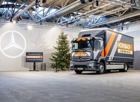 Mercedes-Benz_eActros_zelektryfikuje_firme_Hornbach_-_01