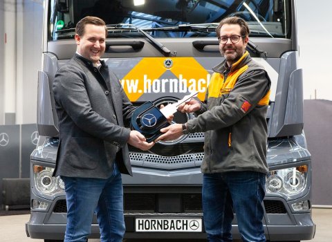 Mercedes-Benz_eActros_zelektryfikuje_firme_Hornbach_-_02