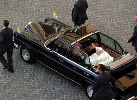 Pope_Paul_VI_Pullman_Mercedes_Benz_300_SEL_Landaulet1