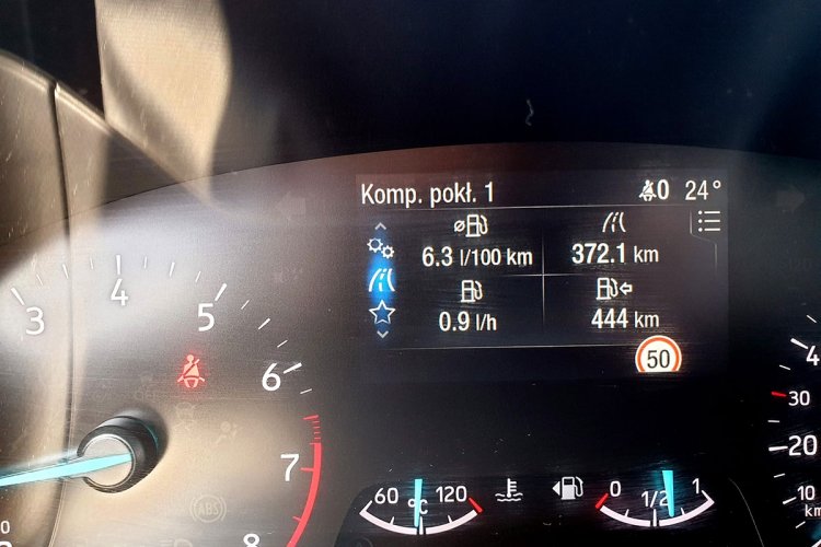 Przy dość delikatnym traktowaniu prawego pedału udało mi się osiągnąć spalanie na poziomie 6,3 l/100 km.