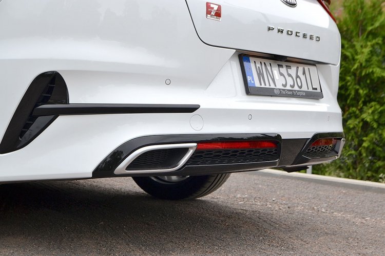Garść wiedzy nieprzydatnej:  tylna szyba w Ceedzie kombi  jest odchylona od pionu pod  kątem 50,9°, a w ProCeedzie  pod kątem 64,2°.